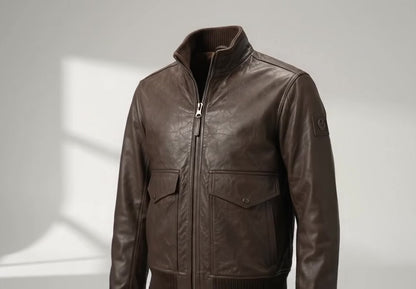 Herren-Feldjacke aus dunkelbraunem Leder – Brusttaschen mit Patte & Rippsaum